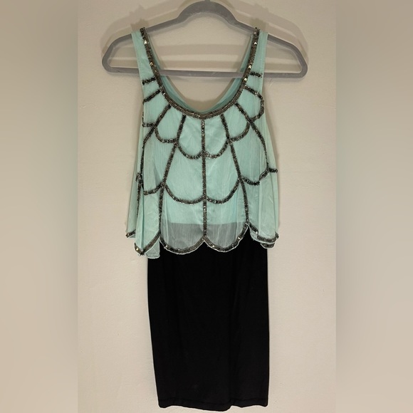 Mint overlay top beading. Scalloped edges. Lined with black stretch knit skirt - Picture 2 of 4